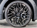 アロイは英語で合金を意味しますが、車の世界ではアルミ製のホイールを指します。大衆車のホイールは製造コストが安いスチール(鉄)でできていますが、アルミ(アルミ合金)製ホイールは軽いのが特徴です。