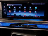 シフトレバー周辺に搭載されたiDrive(ナビのコントローラー)はドライバーの運転姿勢を崩さず、直感的に操作が可能で御座います