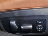 【コックピットシート】BMW車の主役席。車体中央にくる様に配置し車両重心とが一致する事でドライバーと車との一体感あるドライビングを実現。人間工学に基づき形成した形状が長時間のドライブ疲労も軽減します!