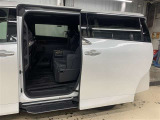 両側パワースライドドア付き!狭い駐車スペースなどでの乗り降りラクラク♪小さなお子さまのいるご家庭には嬉しい装備です。