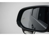 隣車線を走る車両をレーダーで検知し、ドアミラーでは確認しにくい後側方エリアに存在する車両に加え、急接近してくる車両も検知します。車両を検知するとドアミラーに搭載されたLEDインジケーターが点灯します。