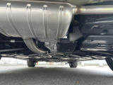 気になる中古車の下廻り。もちろん、納車時には整備スタッフによる点検を実施致しますので安心してご購入いただけます。