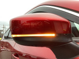 車両幅方向において最も外側にレイアウトされるので、第三者が視認しやすいドアミラーウィンカー!