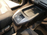 【電動パーキング】指先ひとつでブレーキの操作が可能です。信号待ちなどで停止状態を保持する機能も備わり足の負担を大きく軽減してくれるため長距離の移動も快適です。