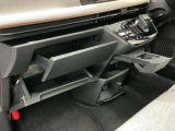 【グローブボックス】車検証や保険証、保険関連書類、整備用グローブなどの必要書類・小物を、助手席から運転席へすぐに取り出せる場所に整理して保管できます。車内の小物整理に役立ちます!