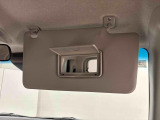 ちょっとした身だしなみチェックができるバニティミラー付きサンバイザー(運転席・助手席)が付いてます。運転席側にはチケットフォルダー付き。