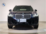 【BMWの伝統】BMWの特徴的な&ldquo;キドニーグリル&rdquo;は、80年以上続く伝統の形でございます。変わらないこだわりのデザインが、プレミアムブランド&ldquo;BMW&rdquo;を創り出します。