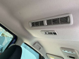 車内の空気を循環するシーリングファンを装備してます。