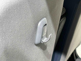 運転席&助手席の背面についたユーティリティフックには荷物がサッと掛けられます。