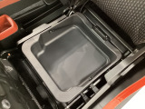 助手席の下には脱着式のバケットがございます。洗車用具を入れたり小物を隠したりと便利で色々な使い方ができます。