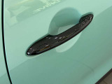 【スマートキー】車両のキーをカバンやポケットに入れたまま、お車の開閉が可能で御座います。お車の前に立ってキーを探す必要が御座いません。
