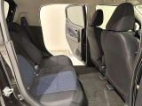 大人が乗っても十分なスペースのリアシート