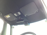 自社整備工場で点検整備をおこなってからお渡ししています。車検が残っている場合は『12ヶ月点検整備』を、車検整備付きの場合は『車検整備』をおこないます。整備費用は車両本体価格に含まれています。