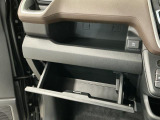 【収納部】パッと手に取りたい小物の置き場に便利。その他、沢山の収納部がございます。