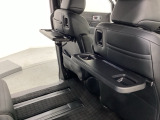 運転席・助手席の背もたれには、2列目シート用にカップホルダー付きの「格納式のシートバックテーブル」を装備しています。休憩時のちょっとした時間などカップを置いたり、小物置きに使えて便利です。