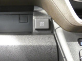 【便利なUSBポート】さらに充電に重宝する差し込み口も備えています。長時間のドライブでもバッテリー切れを気にせずお過ごし頂けます。