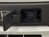 普通充電はフタを直接押し、急速充電は車内のボタンを操作して開け、あとは充電コネクターを差すだけで充電開始します。簡単な充電操作と、フタの開け方を変えることで差し間違いを防げる安心感。