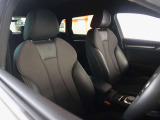 クオリティの高いシートを採用するのは、Audiのクルマづくりの哲学のひとつです。特に座り心地が重要です。体の大きなドイツ人が座っても頑丈な耐久性があります。。しかも肌触りも良く高級家具のようです。
