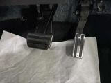 メタル製ペダルが上質な空間を作り出し踏み込む楽しさを与えてくれます!