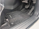内装工程では、中古車を気持ちよくお乗りいただけるよう清掃しています。ニオイの元となるフロアカーペットまで洗浄・消臭済み?