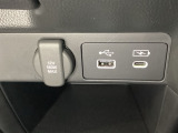 アクセサリーソケットはUSBのアダプターなどをつければ、スマホの充電にも使えます。横にはナビゲーション用の外部入力やスマートフォンなどの充電可能なUSB端子が1個ずつついています。