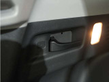 ◆コンビ二フック◆ちょっとした買い物の袋を吊り下げたり、ゴミ袋を吊り下げられるコンビニフックがあり車内を転がらず便利です!