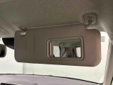 ちょっとした身だしなみチェックができるバニティミラー付き運転席・助手席サンバイザー,運転席側にはチケットホルダーも付いてます