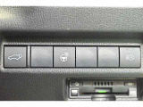 重たいバックドアもスイッチを押すだけで閉めることができます。リモコンや車内のスイッチからも操作できます。