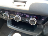 【オートエアコン】設定温度に合わせて自動で風量や風向きを調整し、車内を快適な温度に保ちます。