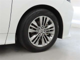 装着タイヤサイズは、225/50R18です。純正アルミホイールを装着しております。