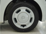 ◆純正ホイール装着車◆シンプルなデザインのホイールキャップ付きです。