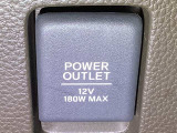 アクセサリーソケットは、電源からケーブルをつなげば、スマートフォンなどの電子機器の充電などを行うことができます!