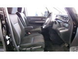 すわり心地の良い運転席・助手席です。長時間のドライブの疲れ軽減に貢献します。どうぞ快適なドライブを。