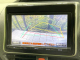 【バックカメラ】駐車時に後方がリアルタイム映像で確認できます。大型商業施設や立体駐車場での駐車時や、夜間のバック時に大活躍!運転スキルに関わらず、今や必須となった装備のひとつです!