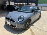 MINIのフロントグリルのデザインはイギリスで生まれた当初から、シルバーのサイドバーが折り重なった伝統的なデザインで御座います。その伝統はBMWのお車になってからでも少しずつ形を変えて守られております