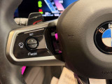 運転中にもオーディオの音量やFMの切り替えなどステアリングでの操作で切り替え可能なため、ステアリングから手を放す必要がない為、運転中でも操作が簡単でございます。