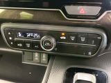 【オートエアコン】一度お好みの温度に設定すれば、車内の温度を検知し風量や温度を自動で調整。暑い&hellip;寒い&hellip;と何度もスイッチ操作をする必要はありません。快適な車内空間には必須の機能ですね♪