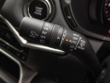 レバーをAUTOの位置にしているとき、レインセンサーが雨を感知すると、雨量に応じてワイパーが自動で作動してくれるオートワイパーを装備!設定変更で非作動にすると、間欠作動に固定されます。