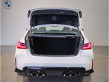BMWではスペアタイヤが非搭載となるため、スペースは拡大されており、収納スペースとして利用可能。トランクの下にも収納スペースがあり、意外と役に立つスペースでございます。