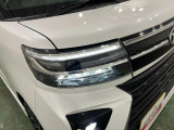 白く明るい光で夜間走行をサポートするLEDヘッドランプを搭載