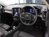 インストルメントパネルは僅かに運転席側へと傾けられているほか、余計なスイッチ類を可能な限り排し、運転に集中しやすい環境を造り出しています。