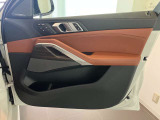 窓の操作だけではなく運転席のメモリーも出来るドアパネルになっております。