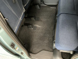 しっかりと汚れ、砂ぼこりを落とし足元まで清潔な車内空間を作り上げております♪