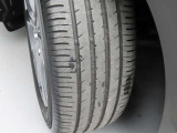 タイヤサイズは「215/55 R18」になります。走行距離1.2万Kmですので、タイヤの溝も充分に残っていますね。