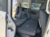 後席を倒すことでより大きい荷物や長い荷物を積むことができます!