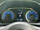 視認性の高いメーターパネルは、運転に必要な情報をひと目で確認できます。デジタル表示とアナログメーターの組み合わせが、使いやすさを追求したデザインです。