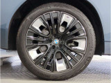 【BMWアロイホイル】軽量かつ強度に拘ったアロイホイル。走行性能ポテンシャルを引き出す設計。車の足元を引き締めてくれる大きなポイントはアロイホイルです。
