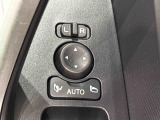 周りの明るさに応じて点灯するオートライト。ワンタッチターンシグナル機能付き方向指示器になっています。レバーはターン位置で固定されず、手を離すと元の位置に戻ります