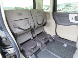 リアシートの座面をはねあげれば、横倒し出来ない背の高い荷物も載せられます。多彩なシートアレンジ!