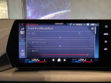 【ナビ純正】ワイドコントールディスプレイは、画面内に多数の情報を表示する事が可能です。センターコンソールiDriveコントローラー操作だけでなく、タッチパネルでの操作も可能となっております。